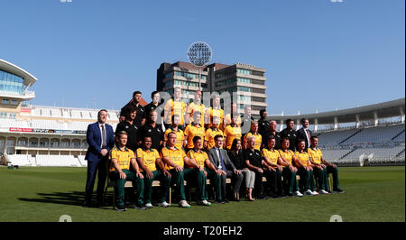 Nottinghamshire (hintere Reihe, links-rechts) Liam Preis, Henry Woodward, Jack Blatherwick, Matt Carter, Zak Chappell, Lukas Holz, Phil Tranter, Kunal Manek, (mittlere Reihe, links-rechts) Ant Botha, James Rohr, Jake Libby, Mark Footitt, Ben Slater, Paul Coughlin, Tom Moores, Andy, Paul Franks (vordere Reihe von links nach rechts) Ben Duckett, Samit Patel, Lukas Fletcher, Headcoach Peter Moores, Steven Mullaney, Jake Kugel, Chris Nash, Joe Clarke und Alex Hales während der Media Day an der Trent Brücke, Nottingham. Stockfoto