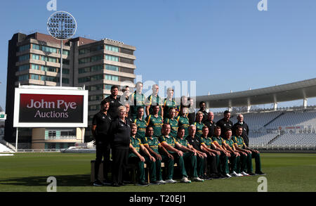 Nottinghamshire (hintere Reihe, links-rechts) Liam Preis, Henry Woodward, Jack Blatherwick, Matt Carter, Zak Chappell, Lukas Holz, Phil Tranter, Kunal Manek, (mittlere Reihe, links-rechts) Ant Botha, James Rohr, Jake Libby, Mark Footitt, Ben Slater, Paul Coughlin, Tom Moores, Andy, Paul Franks (vordere Reihe von links nach rechts) Ben Duckett, Samit Patel, Lukas Fletcher, Headcoach Peter Moores, Steven Mullaney, Jake Kugel, Chris Nash, Joe Clarke und Alex Hales während der Media Day an der Trent Brücke, Nottingham. Stockfoto