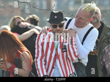 Fans von Keith Flint füllen die Straßen von Braintree wie des verstorbenen Sänger Beerdigung Prozession den Weg zu der Kirche St. Mary macht im Bocking, Essex. Stockfoto