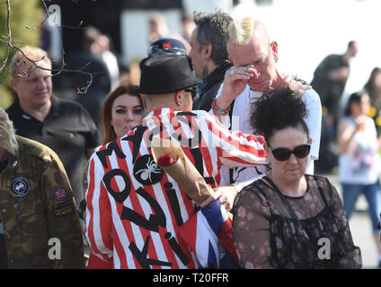 Fans von Keith Flint füllen die Straßen von Braintree wie des verstorbenen Sänger Beerdigung Prozession den Weg zu der Kirche St. Mary macht im Bocking, Essex. Stockfoto