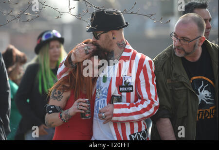 Fans von Keith Flint füllen die Straßen von Braintree wie des verstorbenen Sänger Beerdigung Prozession den Weg zu der Kirche St. Mary macht im Bocking, Essex. Stockfoto