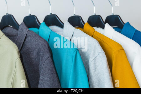 Baumwolle Polo-T-Shirts auf dem Kleiderbügel Stockfoto