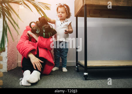 Junge Mutter alte erlebt die postnatale Depression. Traurig und müde Frau mit PPD. Sie will nicht, dass sie mit ihrer Tochter zu spielen. Stockfoto