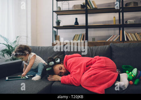 Junge Mutter alte erlebt die postnatale Depression. Traurig und müde Frau mit PPD. Sie will nicht, dass sie mit ihrer Tochter zu spielen. Stockfoto