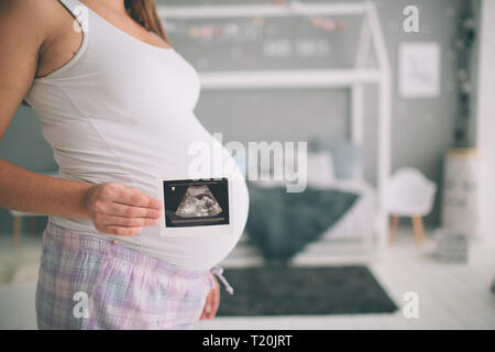 Schwangere Frau mit Ultraschall. Konzept der Schwangerschaft health care. Stockfoto