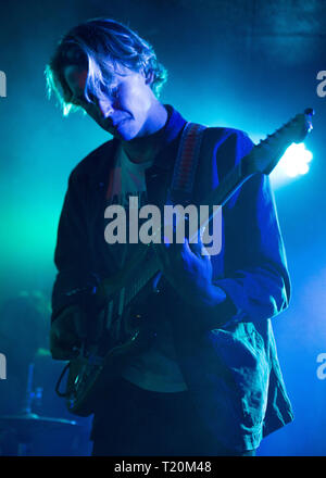 Mörder Gitarrist Dave Keuning in Glasgow durchführen zu einem verpackten die Masse, die am renommierten King Tuts Wah Wah Hütte in Glasgow. Stockfoto