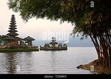 Der Pura Ulun Danu Bratan Tempel ist sowohl ein berühmter Hindu Tempel Komplex liegt auf der westlichen Seite der Bratan See in Kuta, Bali. Stockfoto