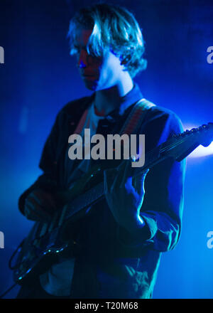 Mörder Gitarrist Dave Keuning in Glasgow durchführen zu einem verpackten die Masse, die am renommierten King Tuts Wah Wah Hütte in Glasgow. Stockfoto