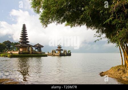 Der Pura Ulun Danu Bratan Tempel ist sowohl ein berühmter Hindu Tempel Komplex liegt auf der westlichen Seite der Bratan See in Kuta, Bali. Stockfoto