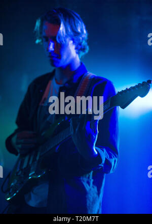 Mörder Gitarrist Dave Keuning in Glasgow durchführen zu einem verpackten die Masse, die am renommierten King Tuts Wah Wah Hütte in Glasgow. Stockfoto