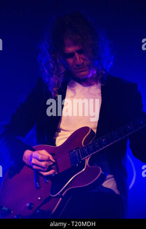 Mörder Gitarrist Dave Keuning in Glasgow durchführen zu einem verpackten die Masse, die am renommierten King Tuts Wah Wah Hütte in Glasgow. Stockfoto