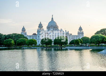 Victoria Memorial von Kolkata mit großen und üppigen Grün im Vordergrund. Stockfoto