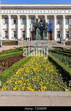 SOFIA, Bulgarien - 27. MÄRZ 2019: Frühling Blick auf Nationalbibliothek St. Cyril und Methodius in Sofia, Bulgarien Stockfoto