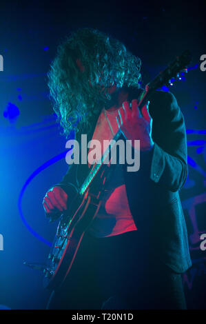 Mörder Gitarrist Dave Keuning in Glasgow durchführen zu einem verpackten die Masse, die am renommierten King Tuts Wah Wah Hütte in Glasgow. Stockfoto