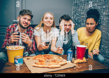 Ein Bild, wo zwei Leute auf der rechten Seite sind verrückt und wütend, während die anderen zwei sind glücklich, ruhig und entspannt. Ist es, weil die ersten beiden Menschen nicht wa Stockfoto