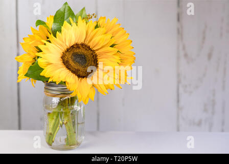 Stillleben mit Sonnenblumen auf einem Tisch Stockfoto