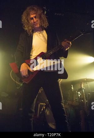 Mörder Gitarrist Dave Keuning in Glasgow durchführen zu einem verpackten die Masse, die am renommierten King Tuts Wah Wah Hütte in Glasgow. Stockfoto