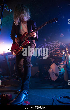 Mörder Gitarrist Dave Keuning in Glasgow durchführen zu einem verpackten die Masse, die am renommierten King Tuts Wah Wah Hütte in Glasgow. Stockfoto