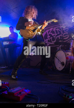 Mörder Gitarrist Dave Keuning in Glasgow durchführen zu einem verpackten die Masse, die am renommierten King Tuts Wah Wah Hütte in Glasgow. Stockfoto