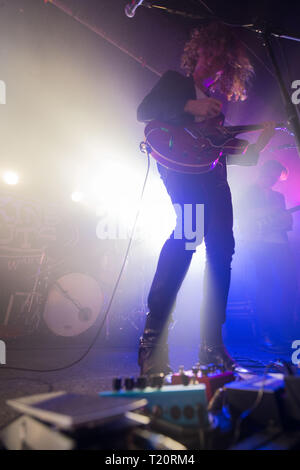 Mörder Gitarrist Dave Keuning in Glasgow durchführen zu einem verpackten die Masse, die am renommierten King Tuts Wah Wah Hütte in Glasgow. Stockfoto