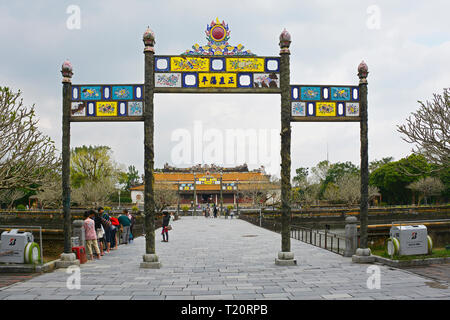 Hue, Vietnam - 18. Dezember 2017. Touristen, die in der thailändischen Hoa Palast, auch als Dien Thai Hoa oder der Palast der Höchsten Harmonie und Thai Dich L bekannt Stockfoto