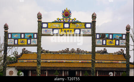 Das Tor zu den Thai Hoa Palace. Die Thai Hoa Palast, auch als Dien Thai Hoa oder der Palast der Höchsten Harmonie bekannt, im Hintergrund gesehen werden kann. Stockfoto