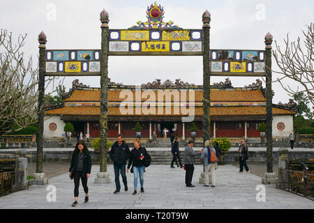 Hue, Vietnam - 18. Dezember 2017. Touristen, die in der thailändischen Hoa Palast, auch als Dien Thai Hoa oder der Palast der Höchsten Harmonie bekannt Stockfoto