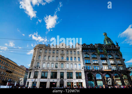 St. PETERSBURG - 12. JUNI 2015: Sänger's House in St. Petersburg an einem sonnigen Tag Stockfoto