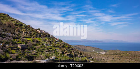 Griechenland, Kea Insel. Landschaft, einige Häuser auf dem Hügel, sonnigen Tag im Frühjahr, Panoramablick auf Meer und Himmel Hintergrund. Stockfoto