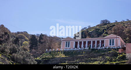 Griechenland, Kea Insel. Alte öffentliche Schule, neoklassizistisches Gebäude, das oben auf dem Hügel, an Ioulida. Sonnigen Tag im Frühling Stockfoto