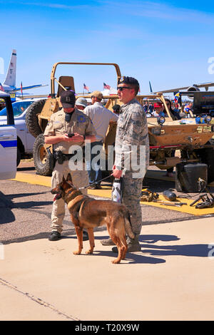 USAF Military Police K-9 unit Patrouille der Davis-Monthan AFB in Tucson, AZ Stockfoto