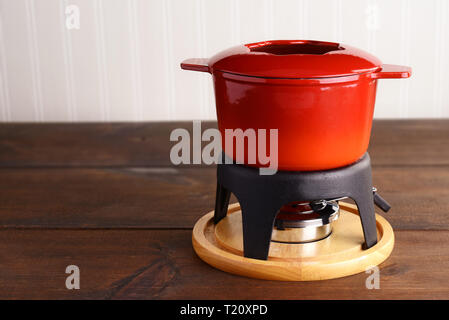 Red Gusseisen fondue Topf Stockfoto