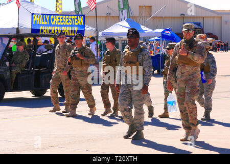 US-Militärs genießen den Tag in Davis-Monthan AFB Airshow am Tag in Tucson AZ Stockfoto