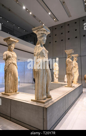 Die ursprüngliche Karyatiden vom Tempel des Erechtheion auf der Akropolis jetzt in das neue Akropolis Museum, vom Architekten Bernard T ausgelegt angezeigt Stockfoto