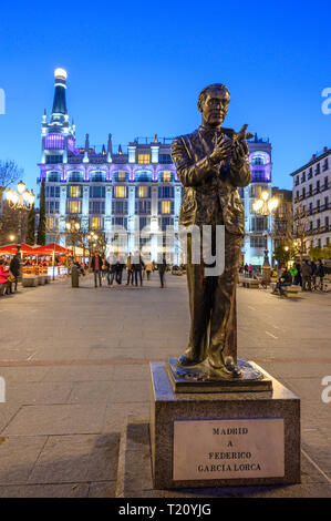 Statue des Dichters Federico Garcia Lorca in der Plaza de Santa Ana mit der Reina Victoria Hotel im Hintergrund, zentral, Madrid, Spanien. Stockfoto