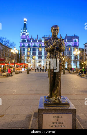 Statue des Dichters Federico Garcia Lorca in der Plaza de Santa Ana mit der Reina Victoria Hotel im Hintergrund, zentral, Madrid, Spanien. Stockfoto