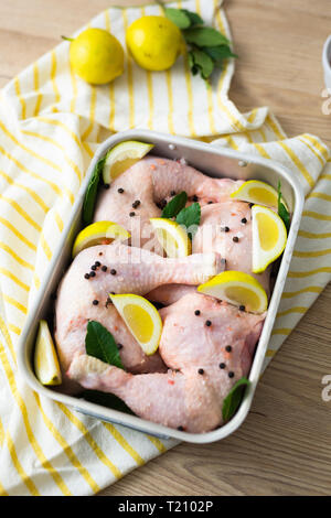 Rohes Huhn in Auflaufform Stockfoto