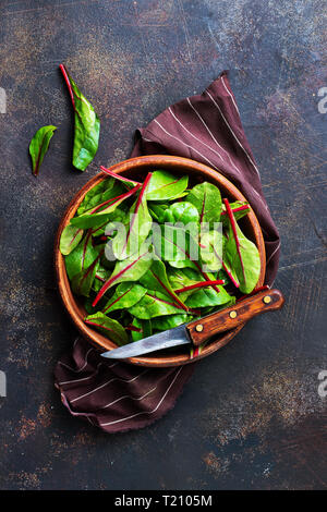 Frischen Mangold in brauner Schale auf einem Tisch Stockfoto