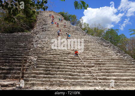 Reisende klettern die Maya Ruinen von Cobá in Quintana Roo, Mexiko Stockfoto