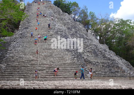 Reisende klettern die Maya Ruinen von Cobá in Quintana Roo, Mexiko Stockfoto