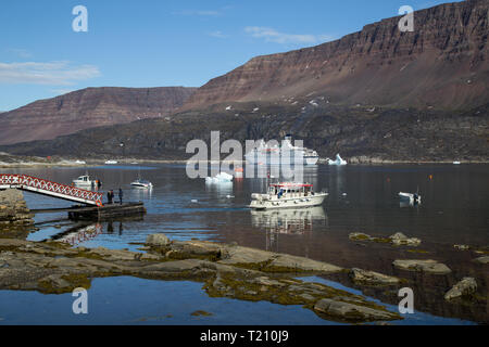 Ilulissat, Grönland - Juli 06, 2018: Ein grosses Kreuzfahrtschiff und Fischerboote in Qeqertarsuaq Hafen verankert Stockfoto