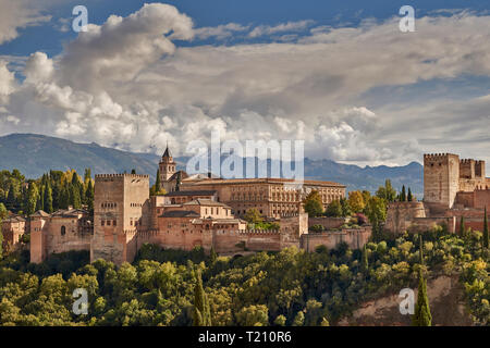 Spanien Andalusien Granada die ALHAMBRA DAS SCHLOSS UMGEBEN VON herbstlichen Bäume und stürmischen Wolken ÜBER DIE BERGE DER SIERRA NEVADA Stockfoto