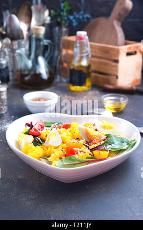 Pasta mit gekochten Eiern und Käse in der Schüssel Stockfoto