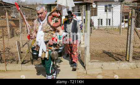 Turia, Bulgarien, 9. März 2019. Masquerade ritual Kukeri, das Böse zu vertreiben. Leute aus dem Dorf tragen großen Glocken und schrecklichen Kostümen. Stockfoto