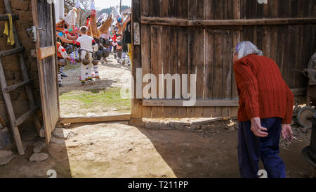 Turia, Bulgarien, 9. März 2019. Masquerade ritual Kukeri, das Böse zu vertreiben. Leute aus dem Dorf tragen großen Glocken und schrecklichen Kostümen. Stockfoto