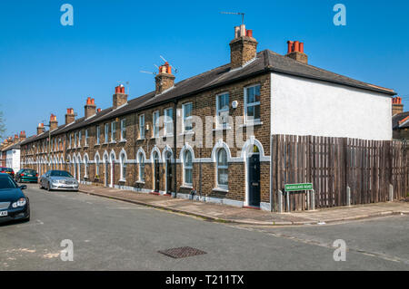 Eine vorstadtstraße von kleinen neunzehnten Jahrhunderts Reihenhäuser in Bromley, South London. Stockfoto