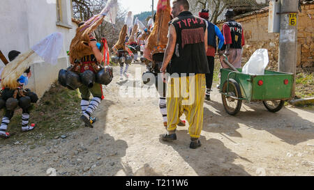 Turia, Bulgarien, 9. März 2019. Masquerade ritual Kukeri, das Böse zu vertreiben. Leute aus dem Dorf tragen großen Glocken und schrecklichen Kostümen. Stockfoto