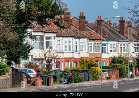 Eine Reihe von halb-freistehende Häuser in Bromley, South London. Stockfoto