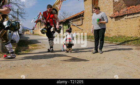 Turia, Bulgarien, 9. März 2019. Masquerade ritual Kukeri, das Böse zu vertreiben. Leute aus dem Dorf tragen großen Glocken und schrecklichen Kostümen. Stockfoto