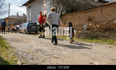 Turia, Bulgarien, 9. März 2019. Masquerade ritual Kukeri, das Böse zu vertreiben. Leute aus dem Dorf tragen großen Glocken und schrecklichen Kostümen. Stockfoto